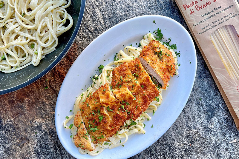 Paniertes Schnitzel mit Alfredo Pasta - Rezept